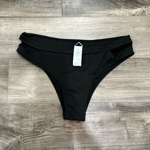 Cup She bathing suit bottom size medium. Never worn.